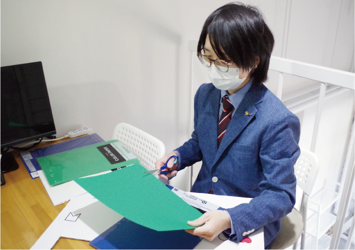 オリジナル院内POPを制作するスタッフ