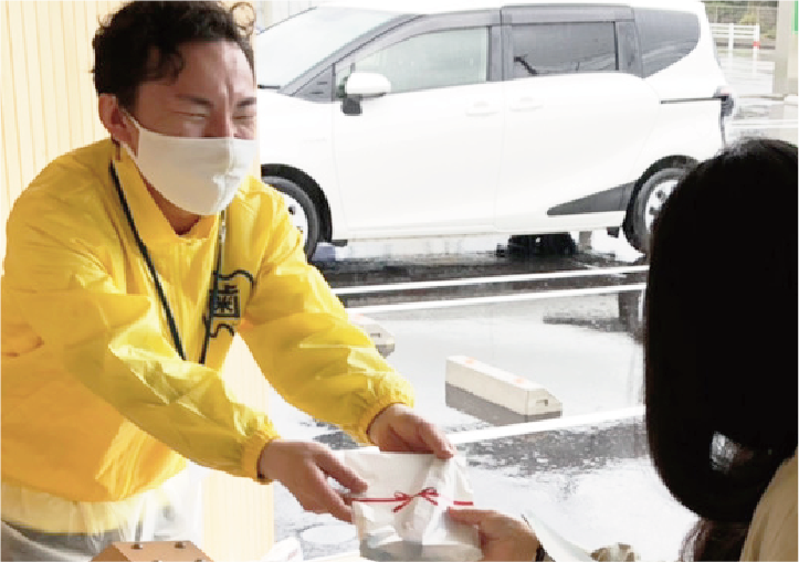 出口で粗品をプレゼント